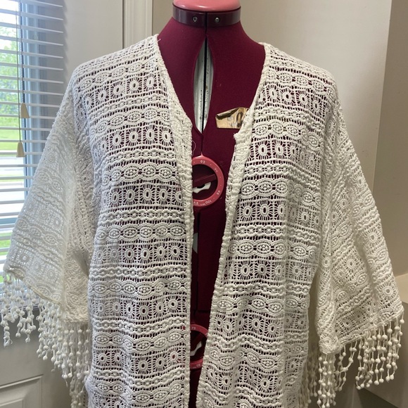 Zara Trafaluc women ivory crochet fringed kimono style cover up. Size M. Used. - Picture 3 of 10